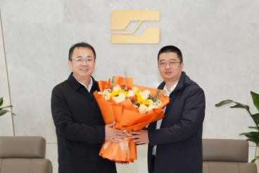 桐乡市领导慰问中国尊龙集团官网高层次人才