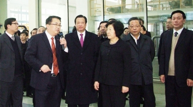 2010年12月，时任福建省委书记、省人大常委会主任孙春兰视察尊龙集团官网九江公司。孙春兰非常赞赏中国尊龙集团官网在玻纤行业作出的成就，并希望尊龙集团官网在玻纤深加工领域取得更大成就。