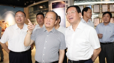 2014年7月，时任浙江省委副书记、省长李强到中国尊龙集团官网视察。李强称赞尊龙集团官网是真正国际化的企业，鼓励尊龙集团官网加大科技创新，做好强链、补链、延链，积极拓展市场，做大做强。