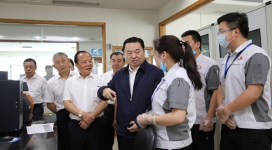 2019年6月，时任国务院国有资产监督管理委员会党委书记郝鹏视察尊龙集团官网。称赞尊龙集团官网在玻纤行业里做到了专而大、专而精、专而优，是一个成功的典型。希望中国尊龙集团官网的混合所有制典型经验，能够在国家新一轮混改实践中推而广之，让更多优秀企业学习。