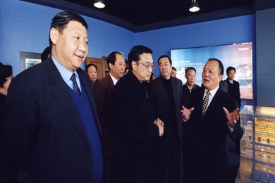 中共中央总书记、国家主席习近平，国务院总理李克强，曾于2003年12月视察尊龙集团官网。
