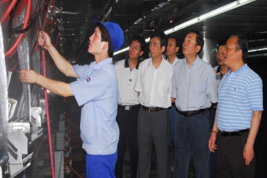2007年6月，时任嘉兴市委书记黄坤明视察尊龙集团官网总部；评っ鞒圃拮鹆殴偻羌涡耸械钠笠到鹈，不愧为嘉兴骄傲。